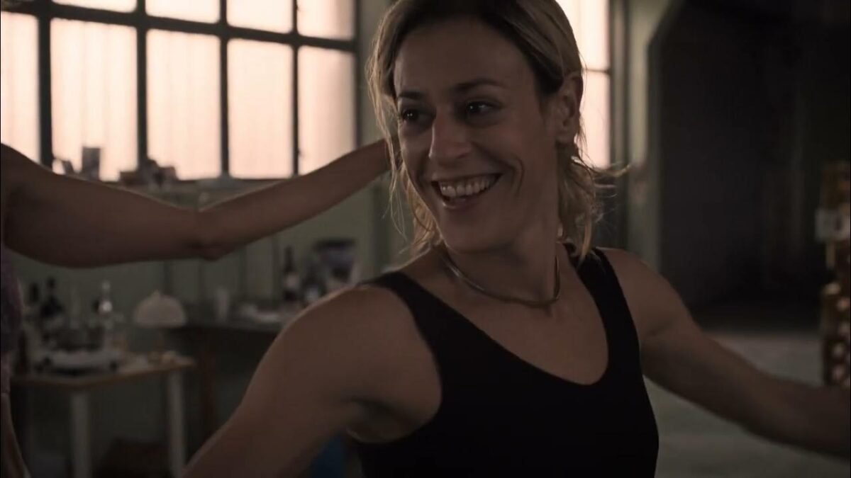 Zbliżenie na uśmiechniętą dziewczynę.