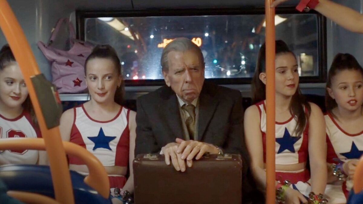 Starszy Pan w autobusie wśród młodych tancerek.