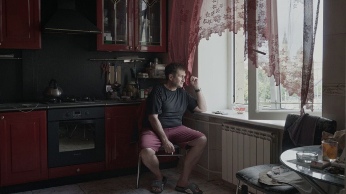 Mężczyzna wyglądający za okno.