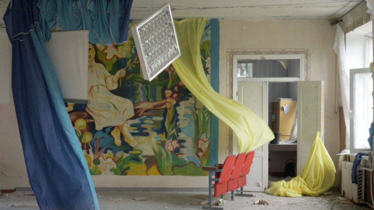 Zniszczony budynek po bombardowaniu.