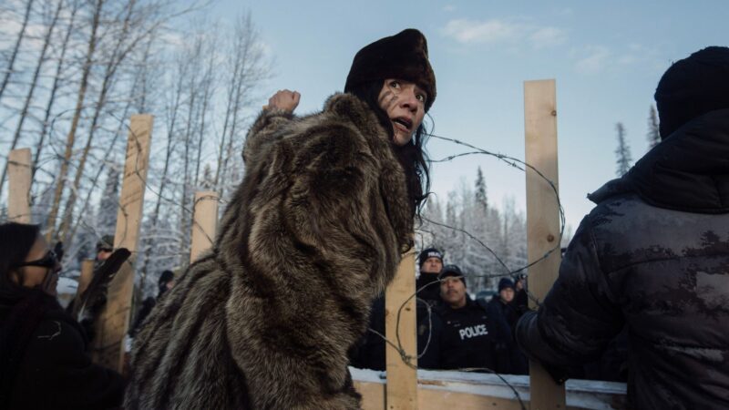 Aktywistka protestuje na rzecz społeczności indiańskiej.