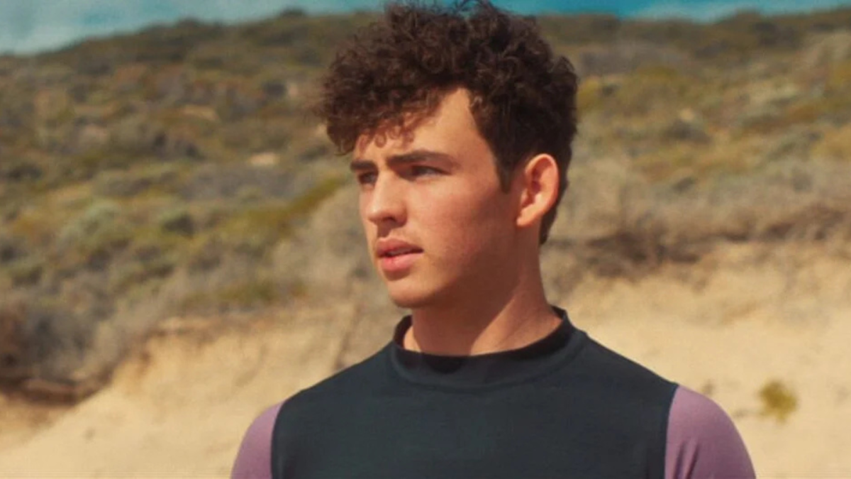 Zbliżenie na młodego serwera na plaży.