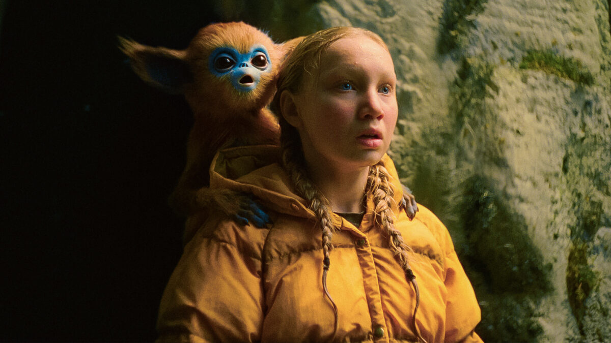 Dziewczynka w towarzystwie baśniowego stwora.