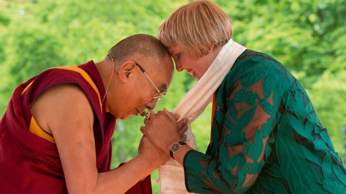 Dalajlama modlący się z kobietą.