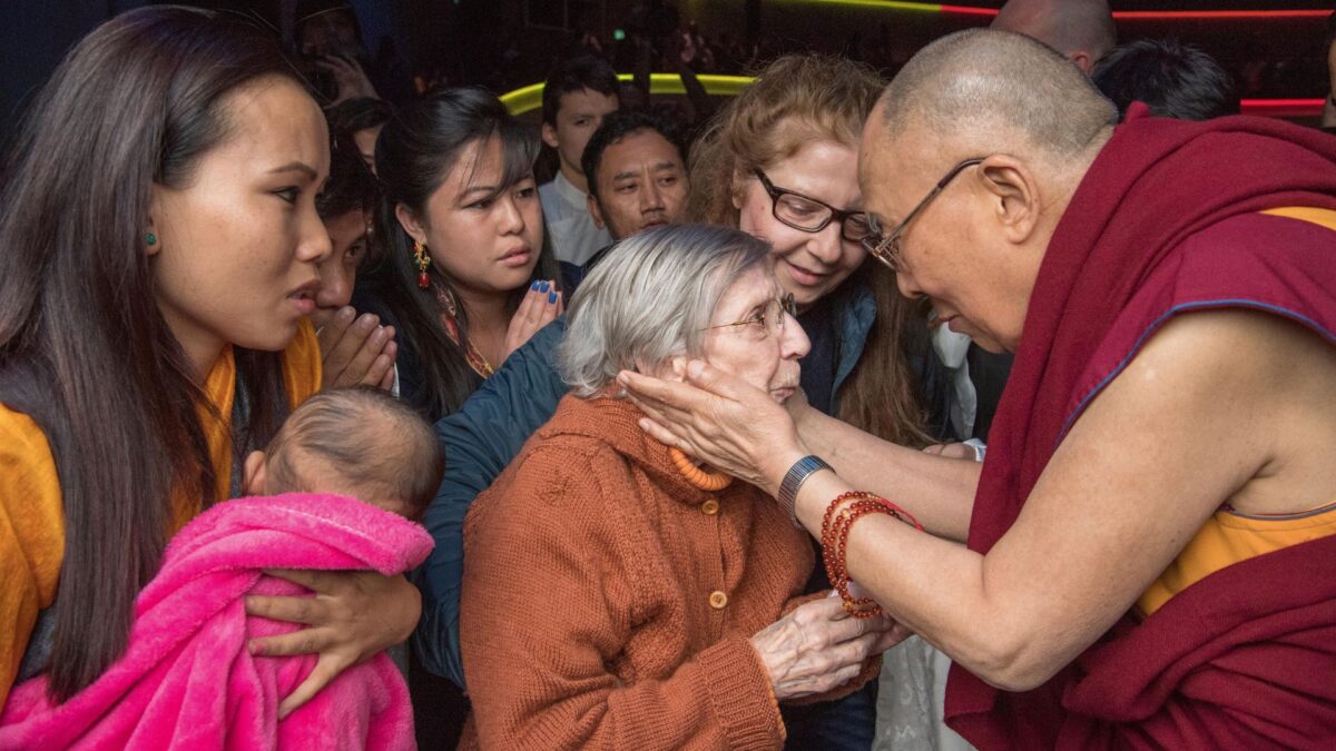 Indyjski przywódca duchowy wśród swoich wyznawców.