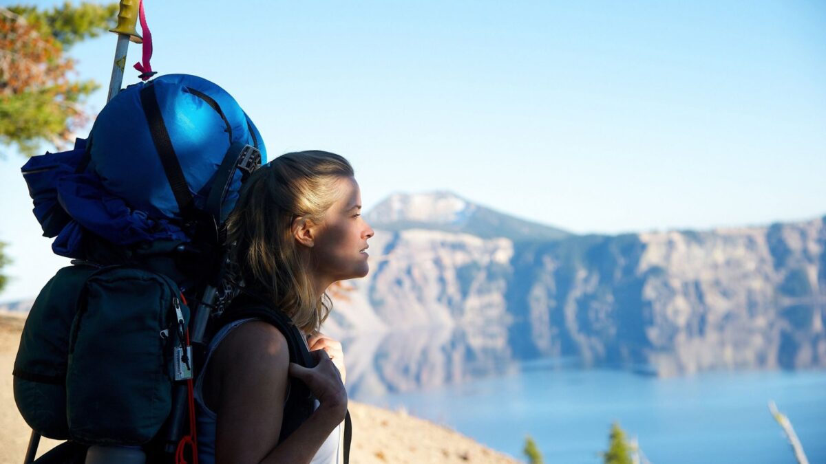 Dziewczyna w plecaku podróżniczym podziwia widoki.