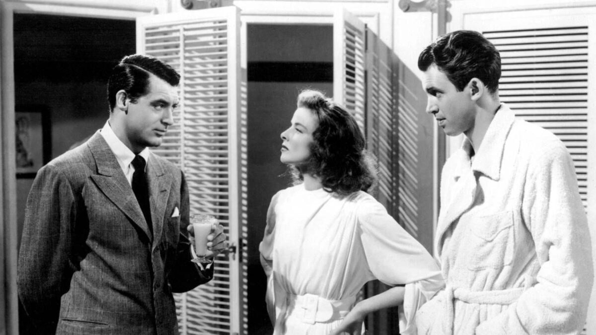 Kadr z czarnobiałego filmu, rozmowa trójki znajomych.