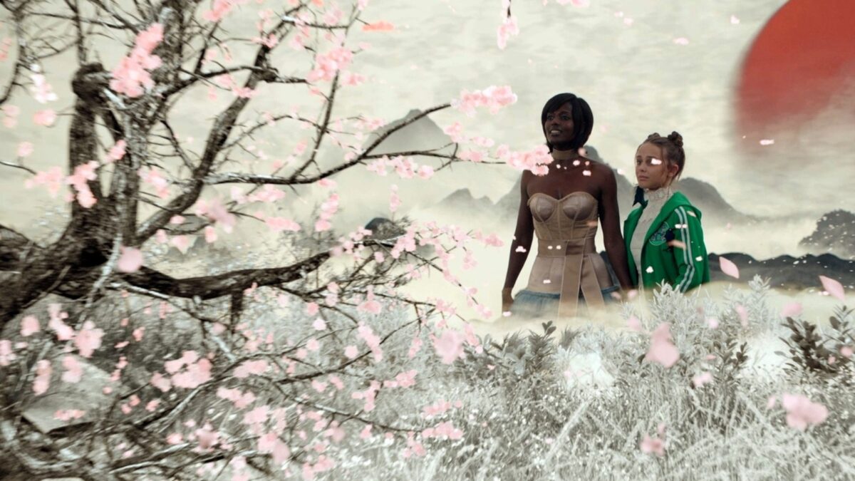 Spacer dwóch dziewczyn wśród kwitnących drzew.