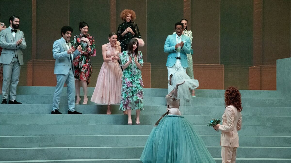 Powitanie młodej pary na schodach.