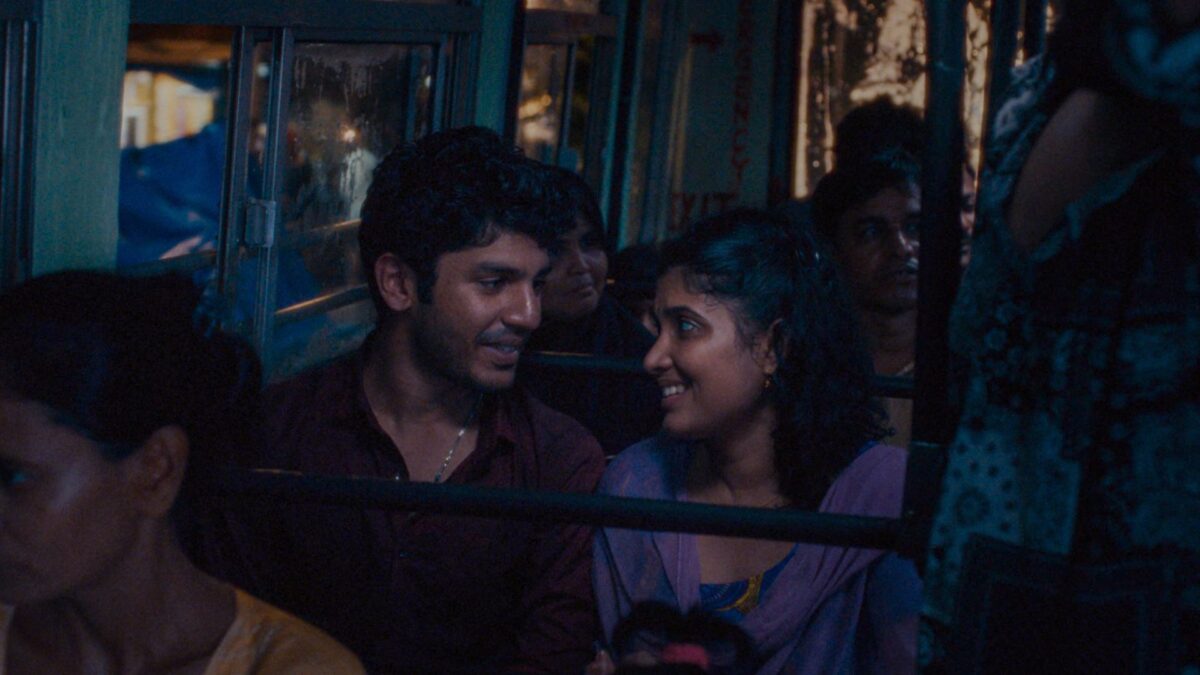 Para prowadząca rozmowę w autobusie.