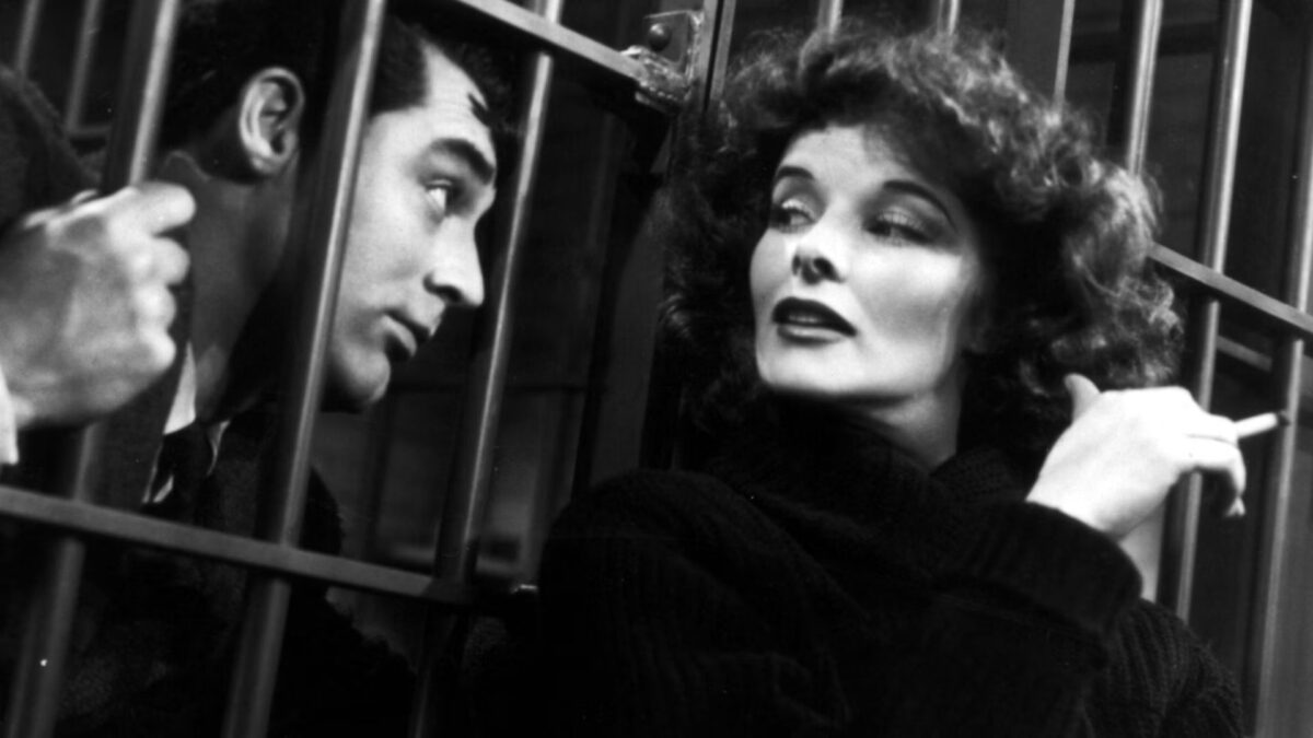 Kobieta z papierosem w towarzystwie mężczyzny.