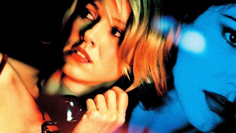 Kobieta z słuchawką od telefonu.