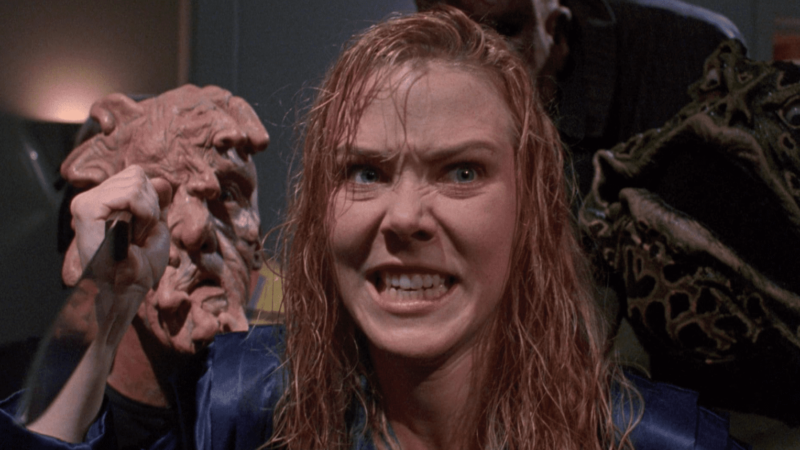 Rozgniewana kobieta trzymająca nóż.