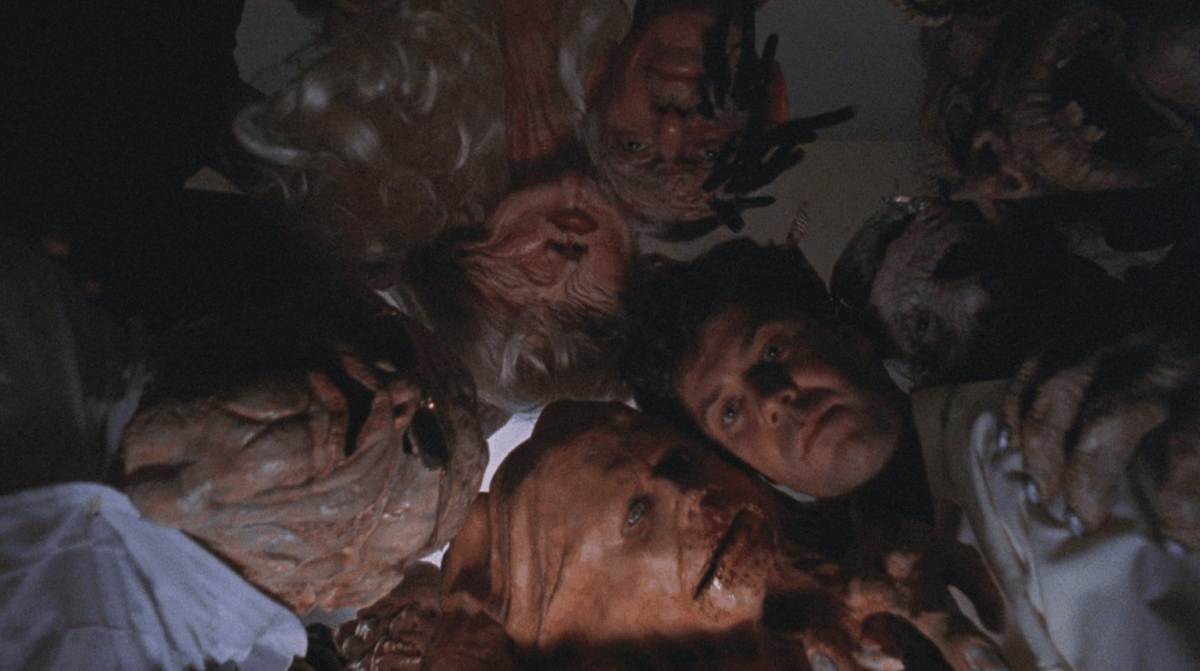 Mężczyzna w towarzystwie potworów.