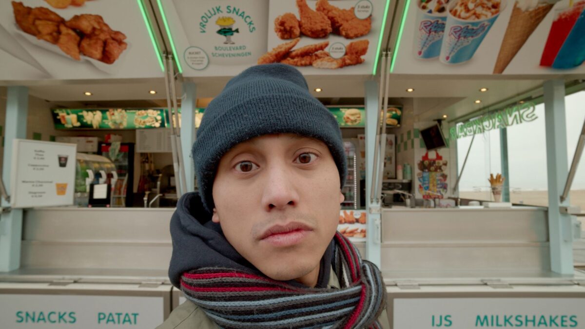 Zbliżenie na młodą osobę na ulicy.