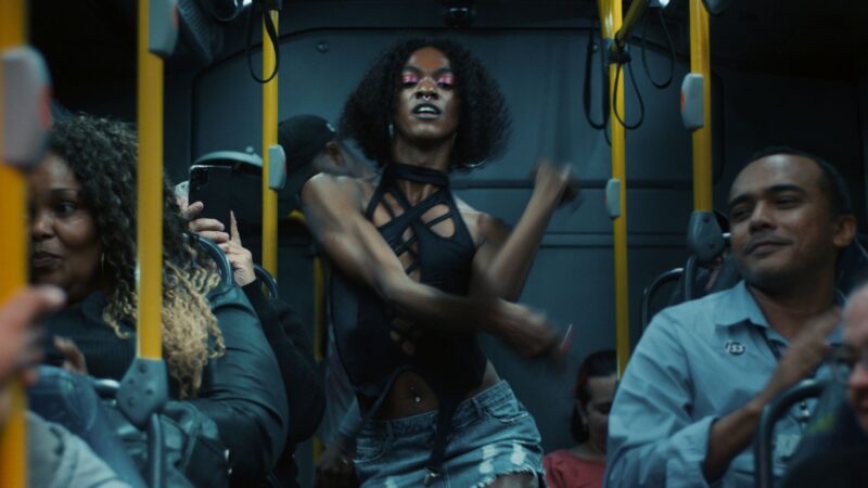 Młode osoby tańczące w komunikacji miejskiej.