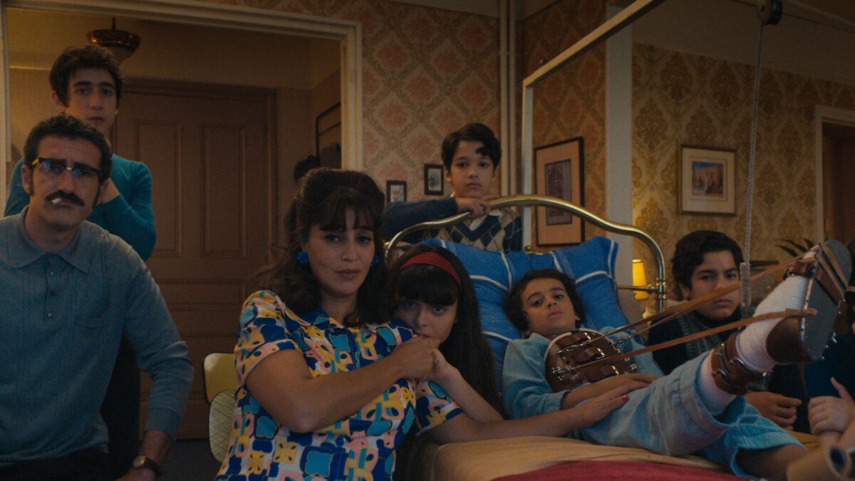 Cała rodzina zebrana przy chorym chłopcu.