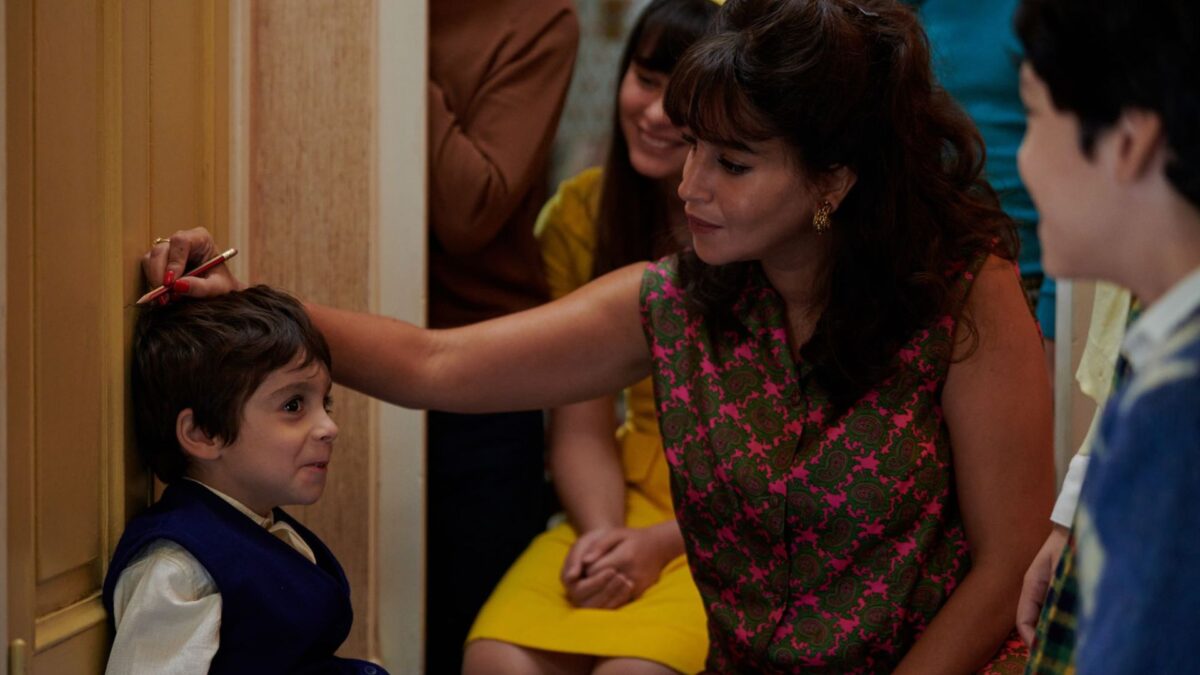 Mama zaznacza na ścianie wzrost swojego synka.