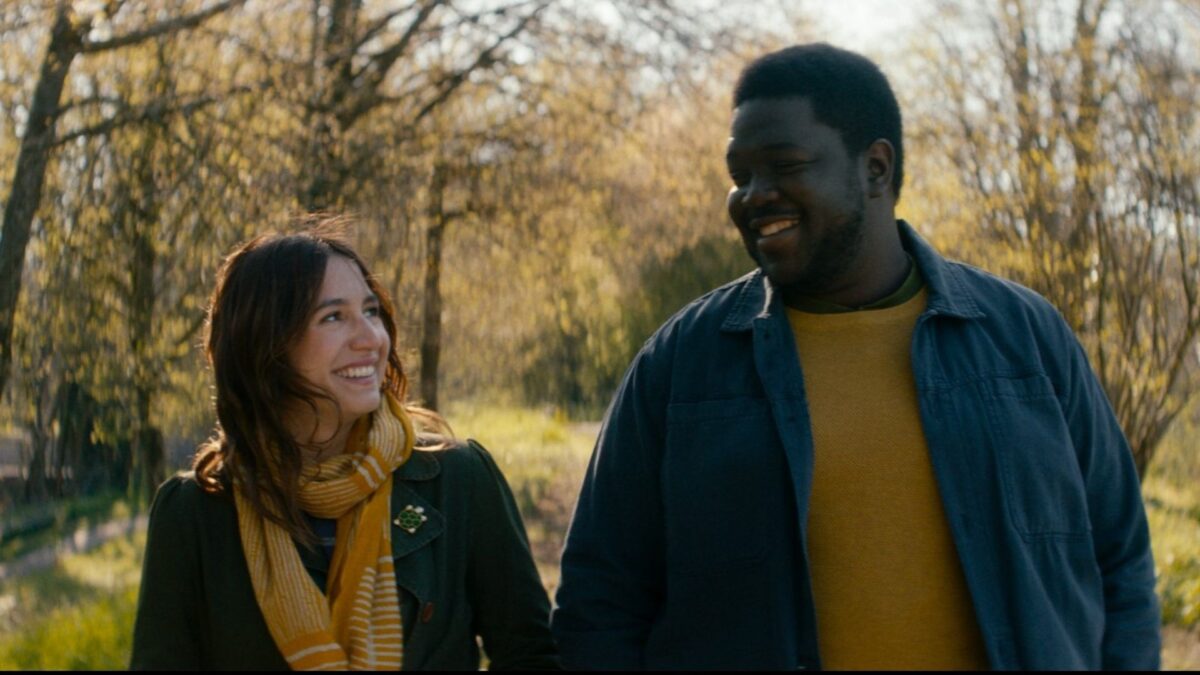 Para na spacerze w parku.