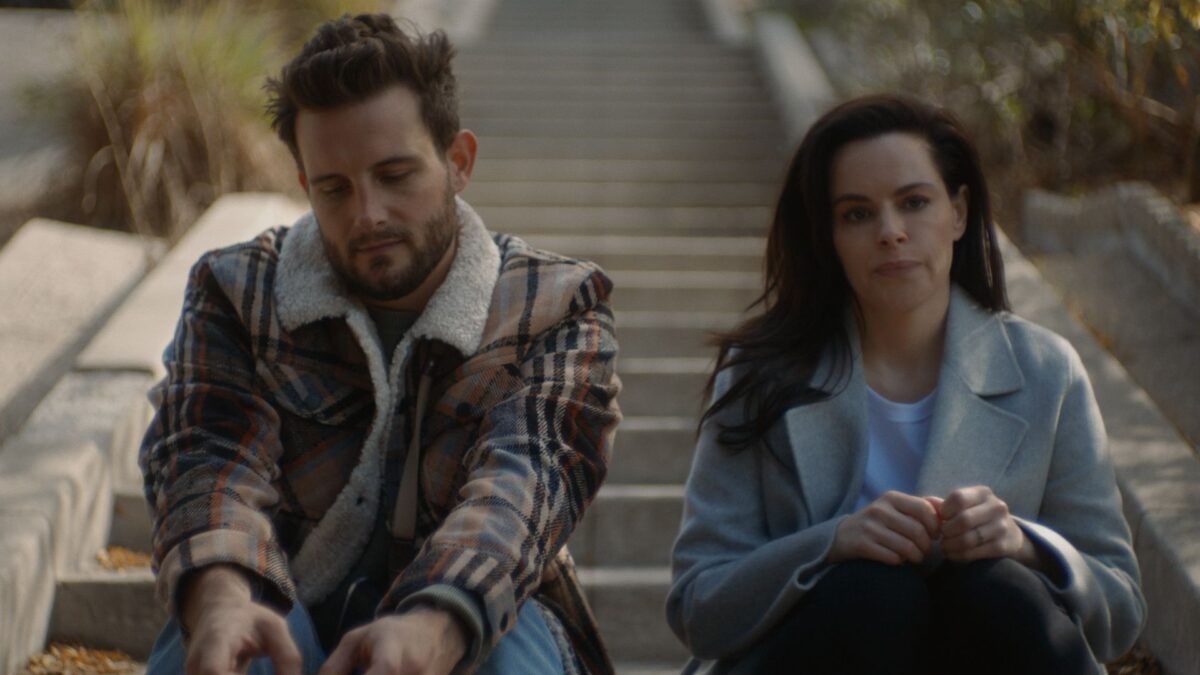 Dwójka znajomych siedzących razem na schodach.