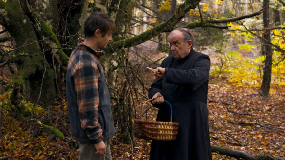 Chłopak z dziadkiem na spacerze w lesie.