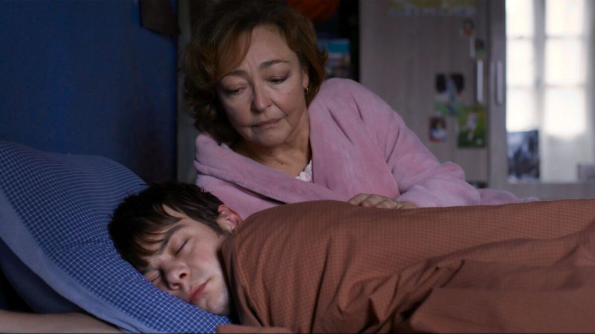 Matka opiekująca się synem.