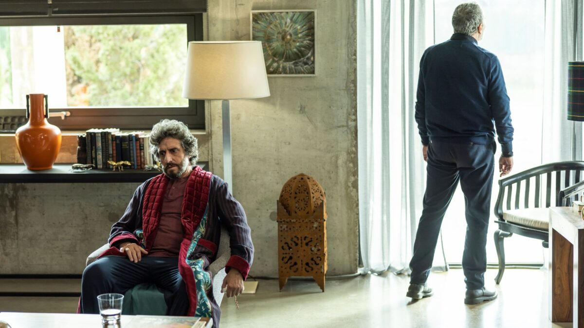 Dwójka mężczyzn w salonie.