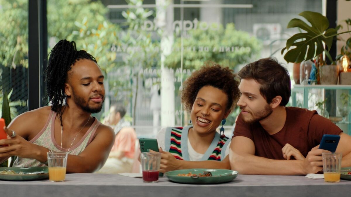 Trójka przyjaciół w restauracji przy stole.