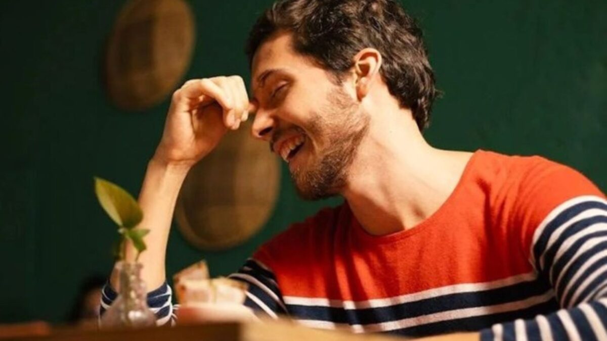 Zbliżenie na twarz uśmiechniętego chłopaka.