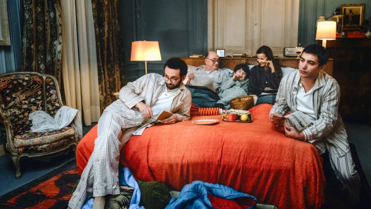 Kadr z sypialni, rodzina ogląda telewizje.