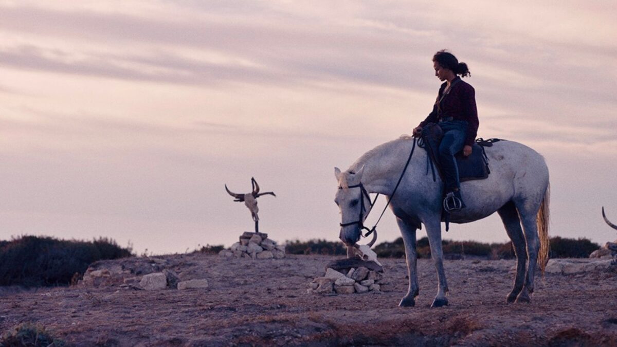 Kobieta na konnej przejażdżce.