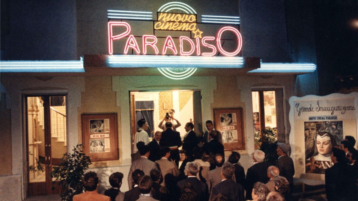Duża kolejka przed wejściem do kina, kadr z filmu Cinema Paradiso.