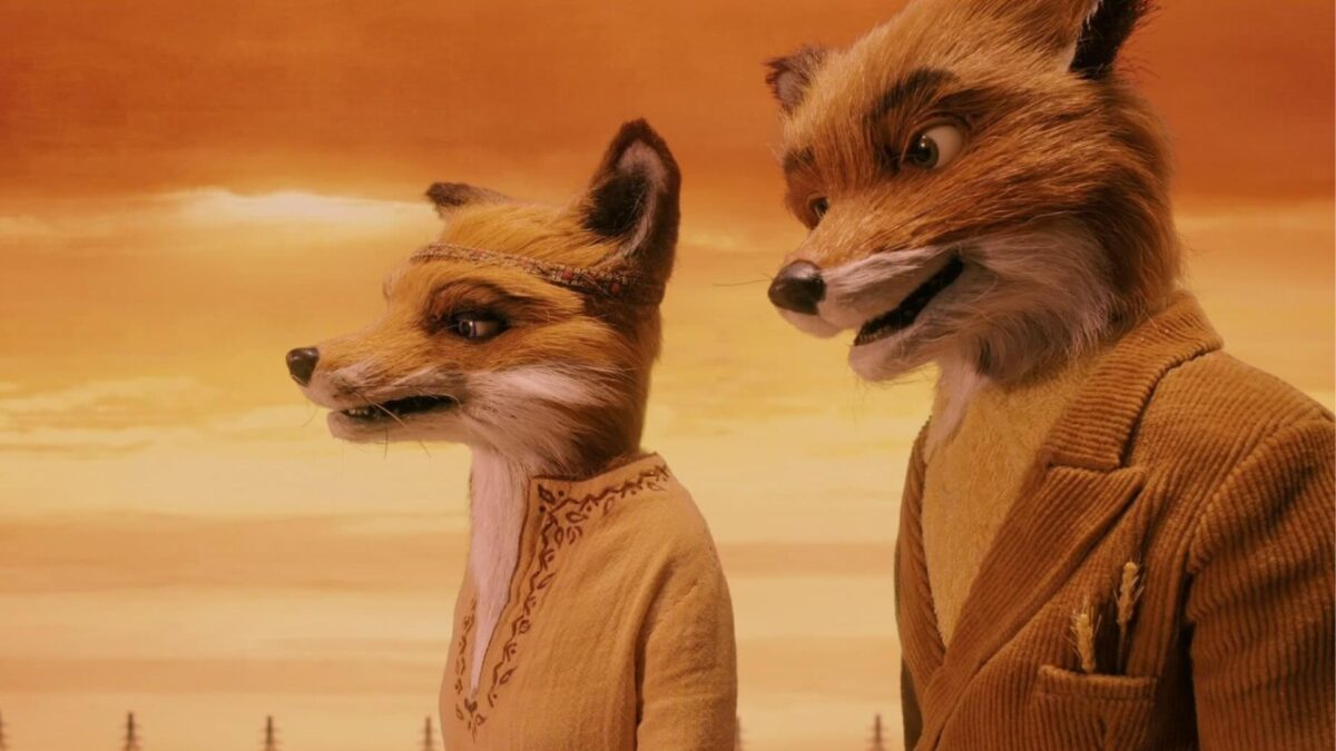 Kadr z animacji przedstawiający dwa lisy na tle zachodzącego słońca.