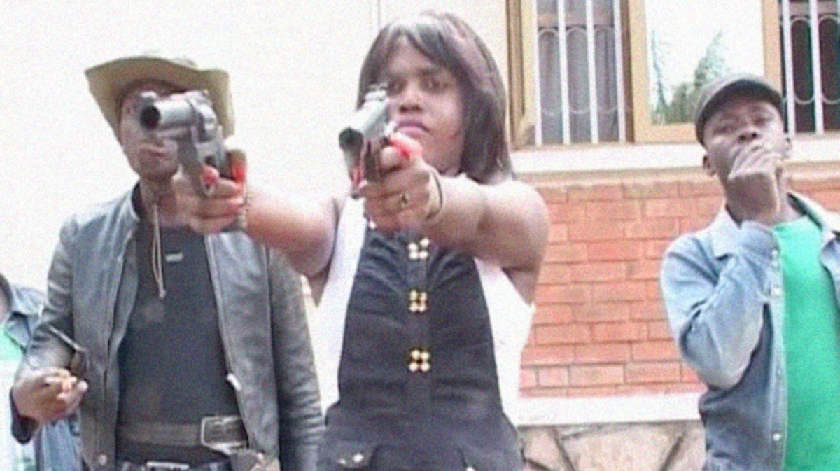 Napad grupy ludzi z bronią.