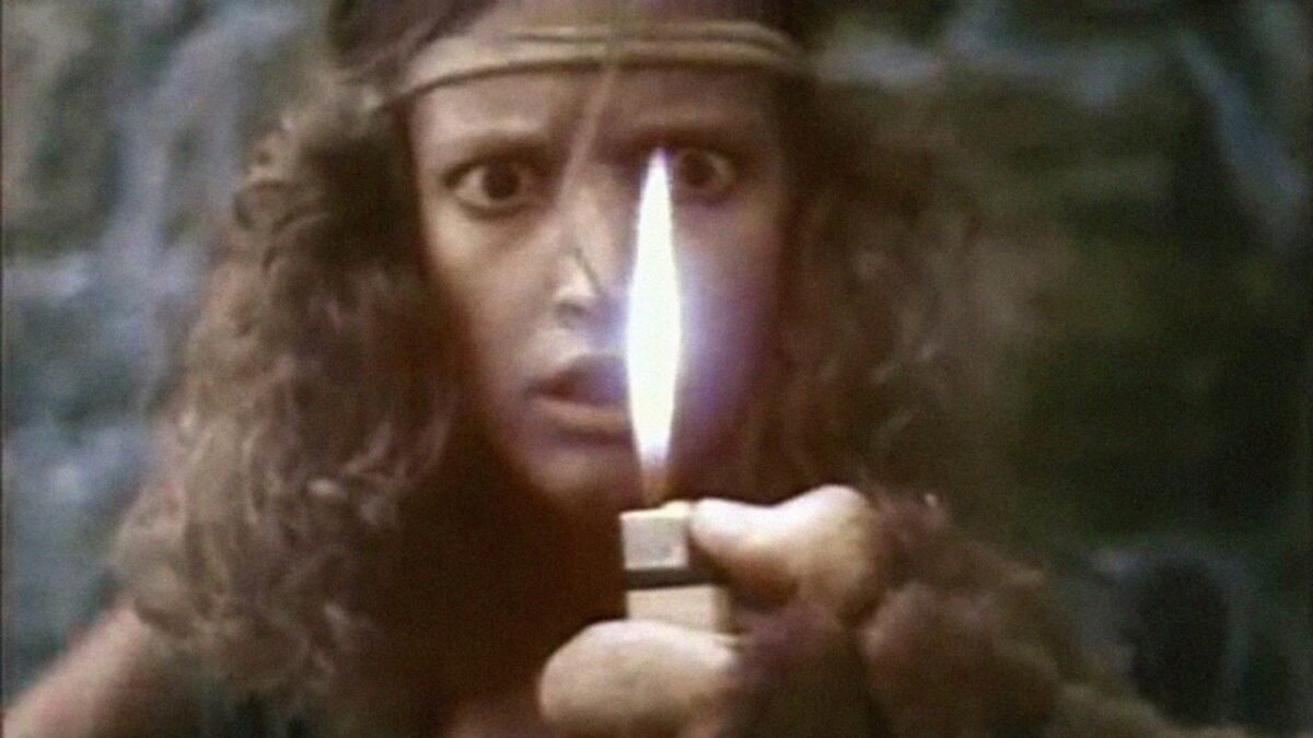 Kadr z filmu klasy b przedstawiający kobietę z ogniem.