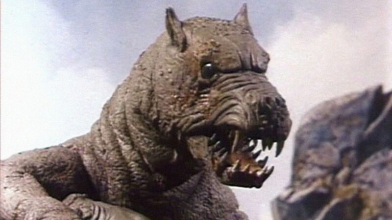 Kadr z filmu klasy b przedstawiający dinozaura.