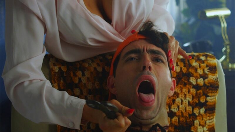 Kobieta atakująca mężczyznę od tyłu.