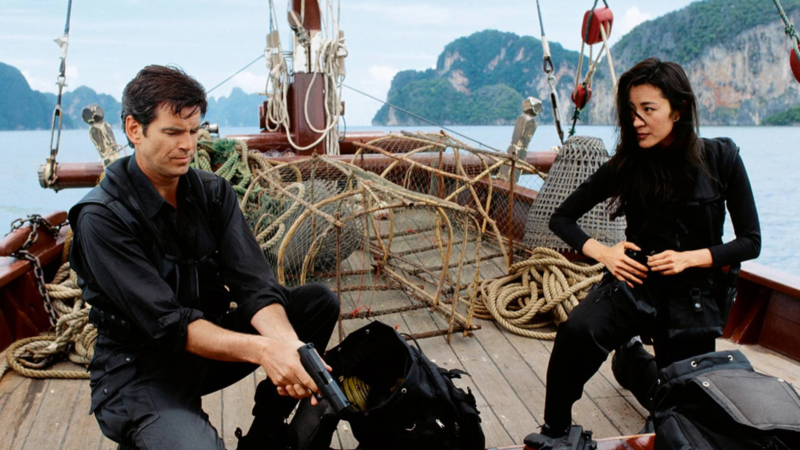 Jutro nie umiera nigdy - okładka