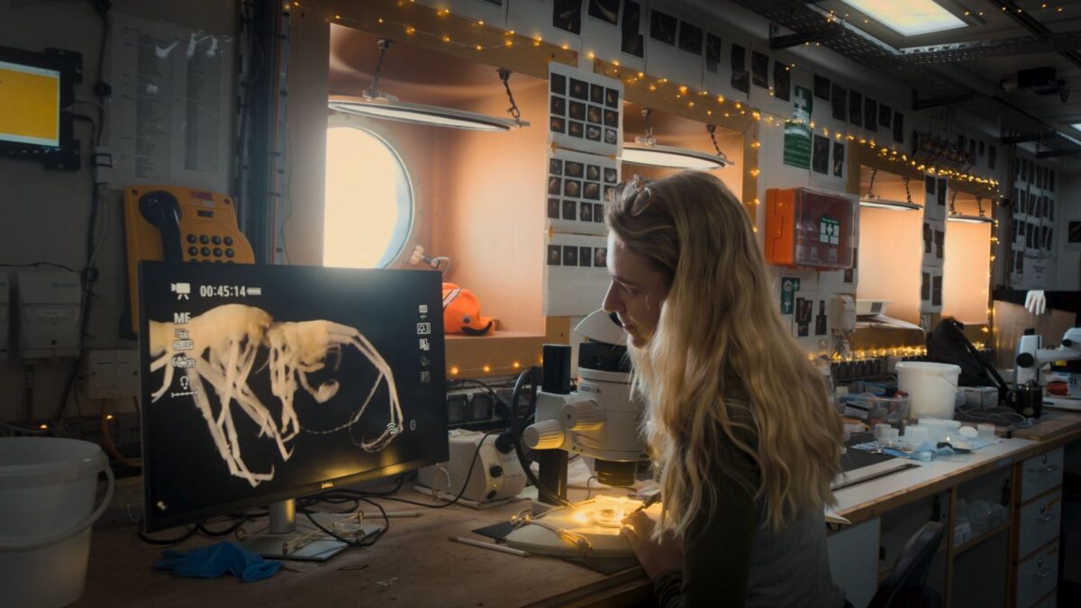 Jak głęboka jest twoja miłość? - kadr 2